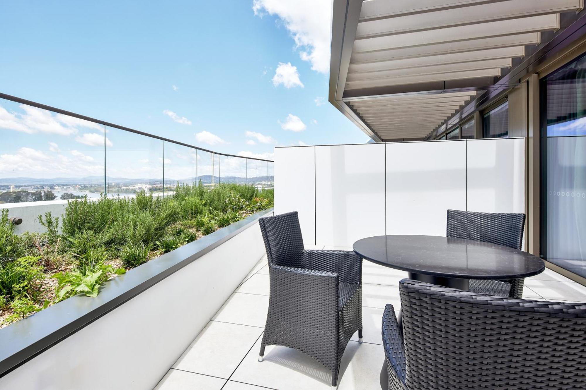 Meriton Suites Canberra Exteriér fotografie A balcony