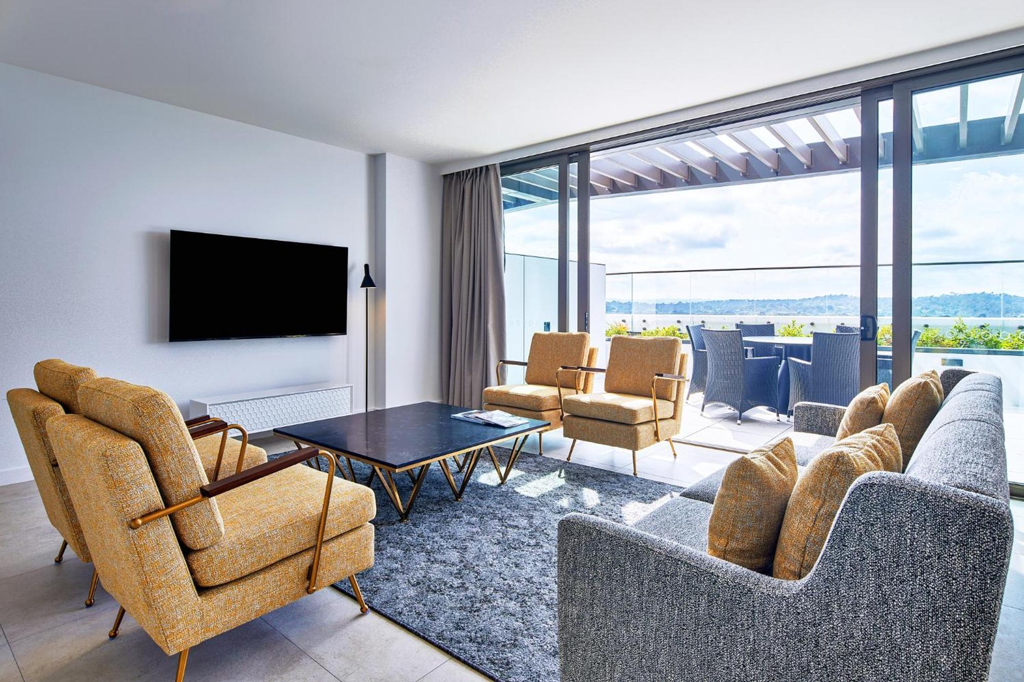 Meriton Suites Canberra Exteriér fotografie A living room at the hotel