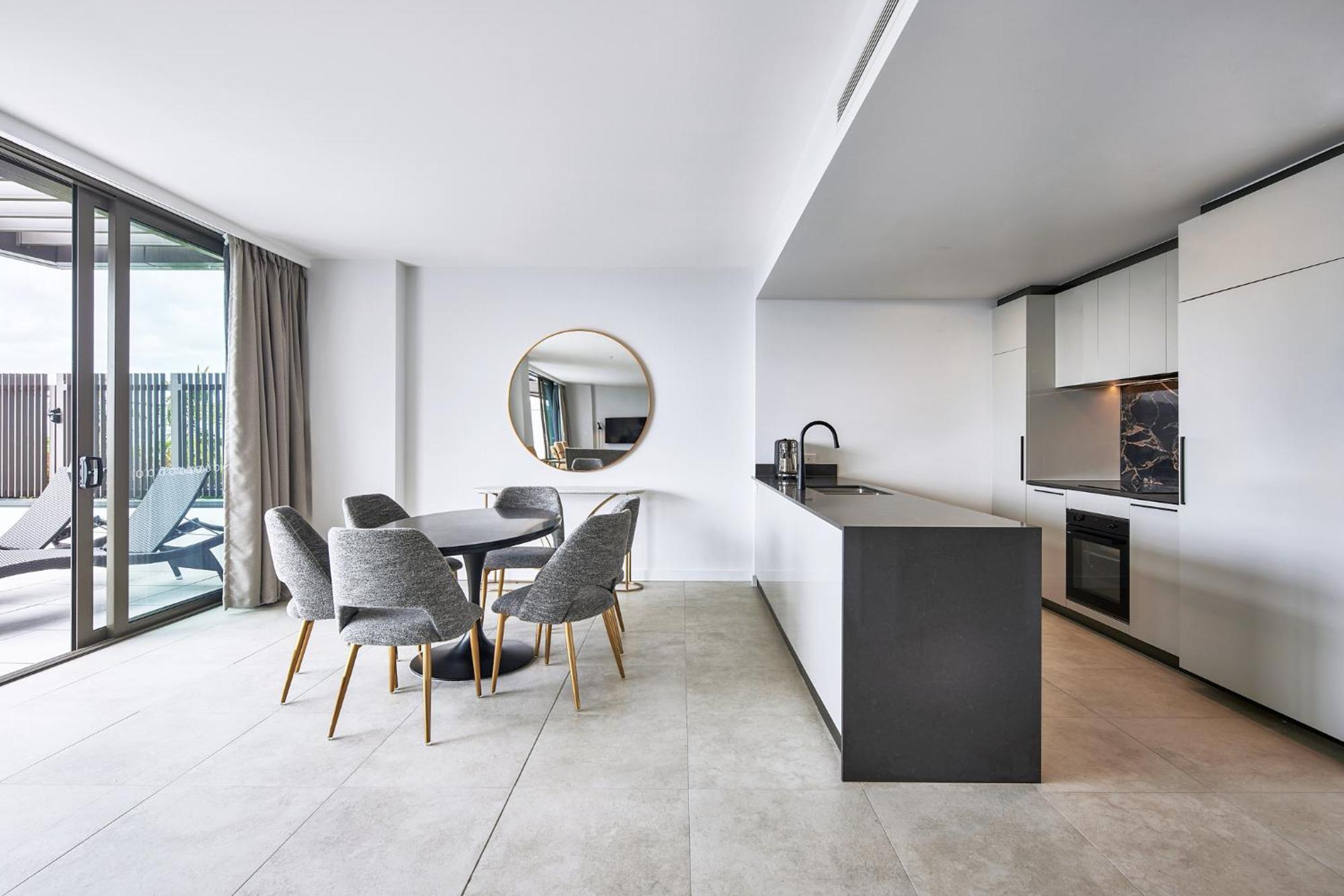 Meriton Suites Canberra Exteriér fotografie The kitchen and dining area of a typical apartment