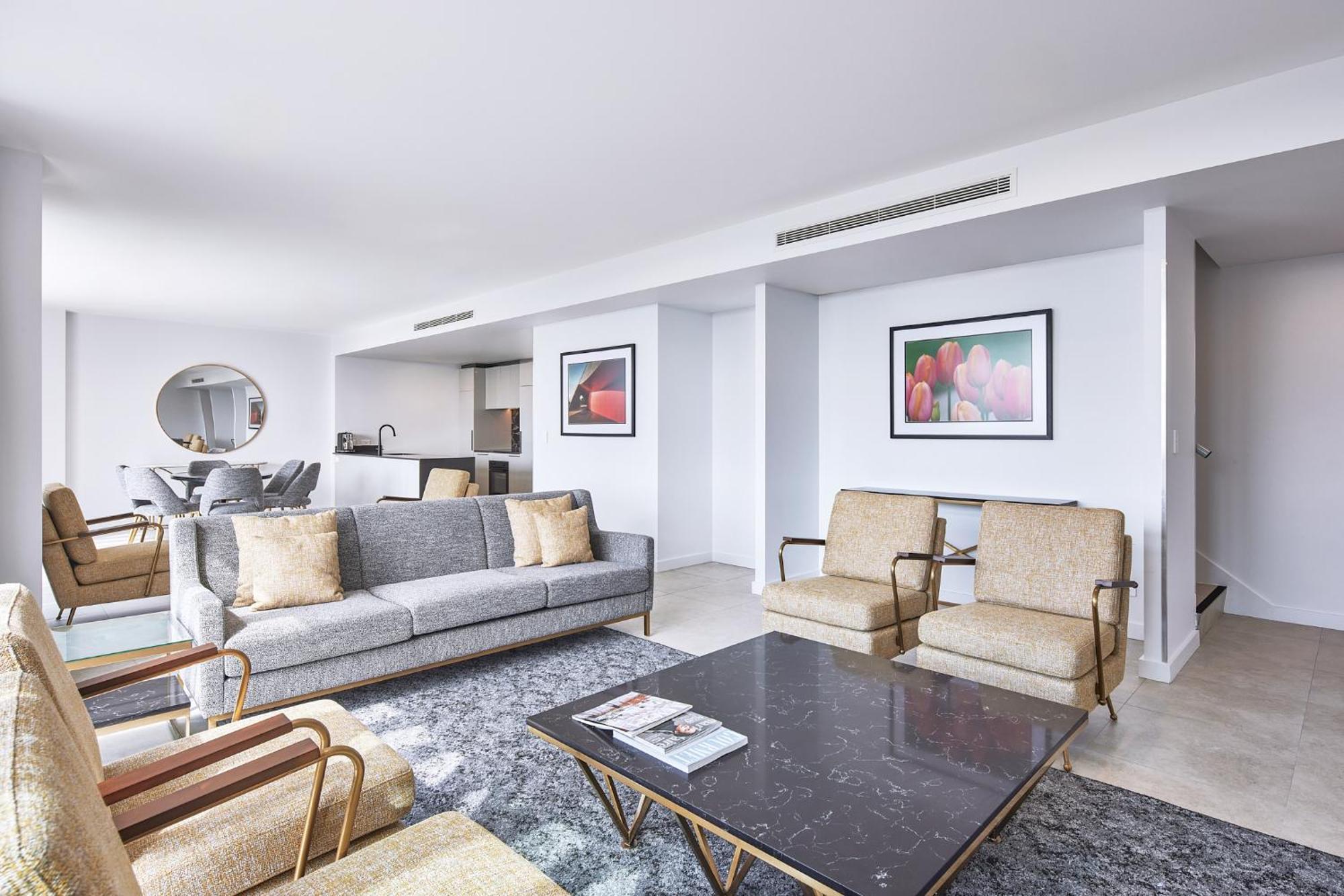 Meriton Suites Canberra Exteriér fotografie The interior of a suite at the hotel