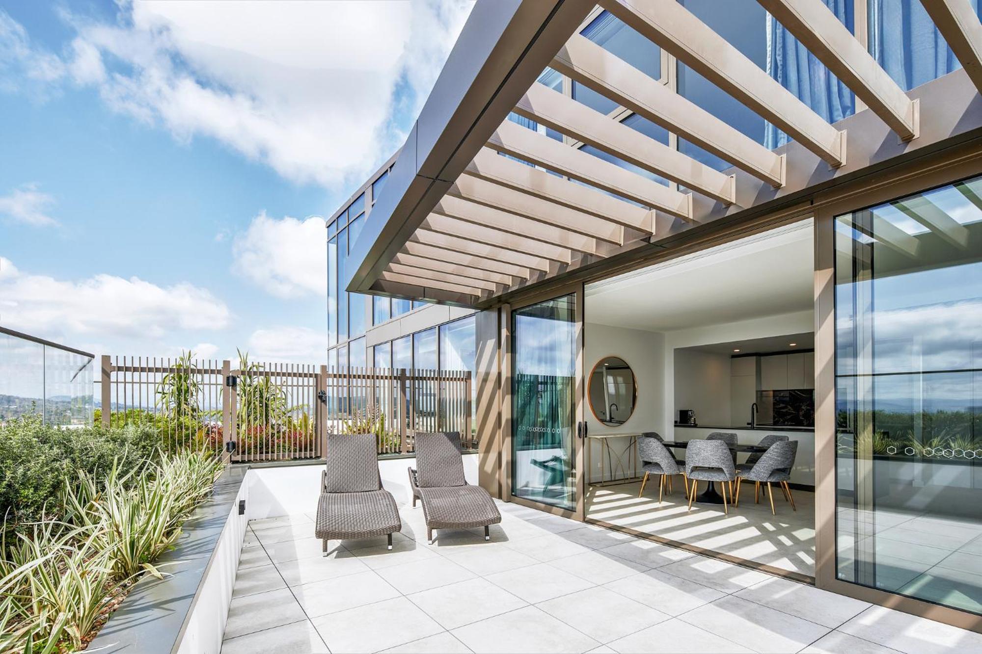 Meriton Suites Canberra Exteriér fotografie The rooftop terrace