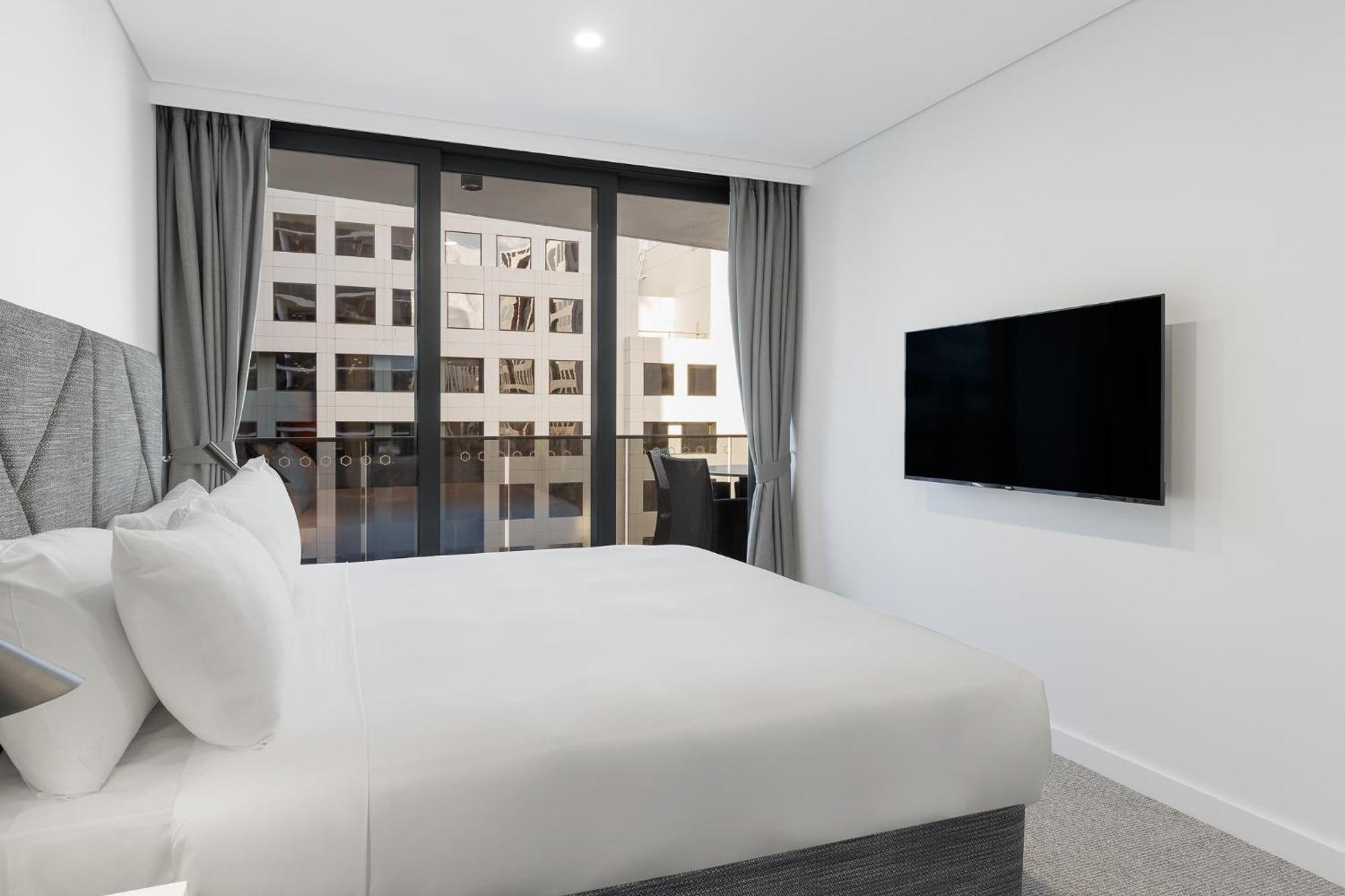 Meriton Suites Canberra Exteriér fotografie A bedroom at the hotel