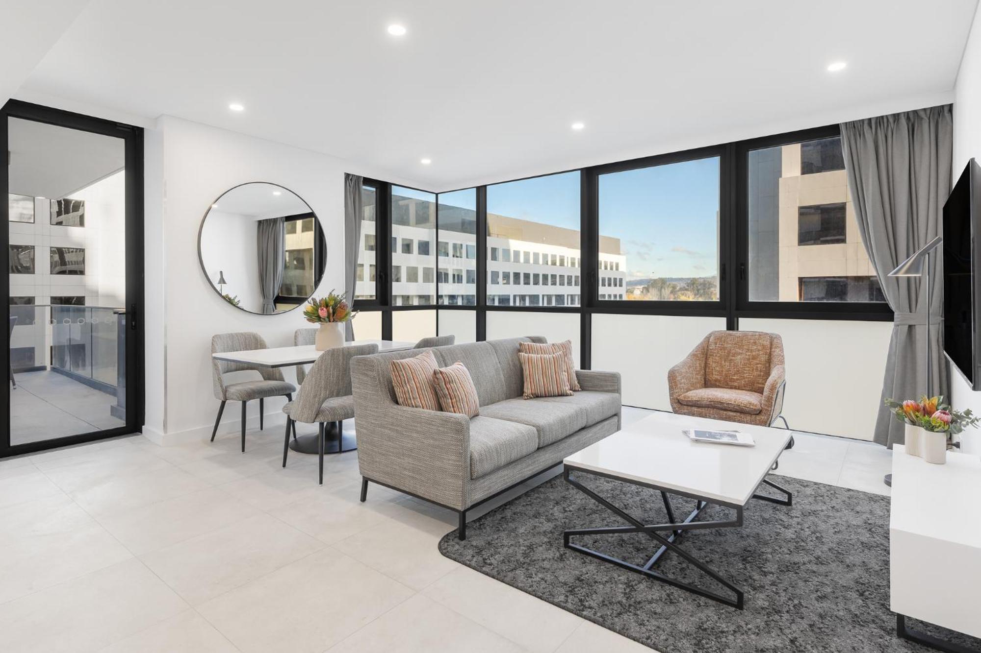 Meriton Suites Canberra Exteriér fotografie The interior of a staged apartment