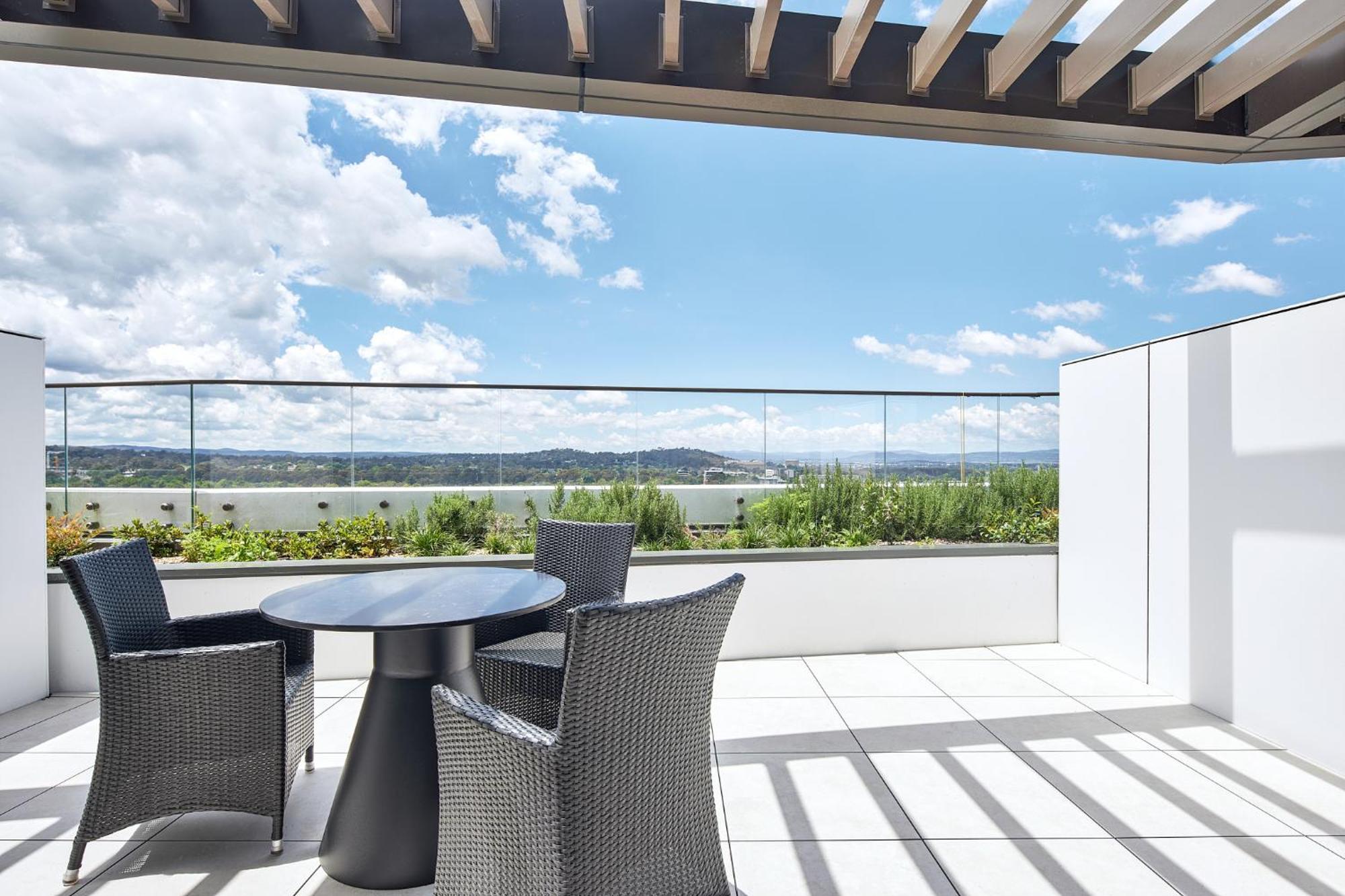 Meriton Suites Canberra Exteriér fotografie Skyline Residences