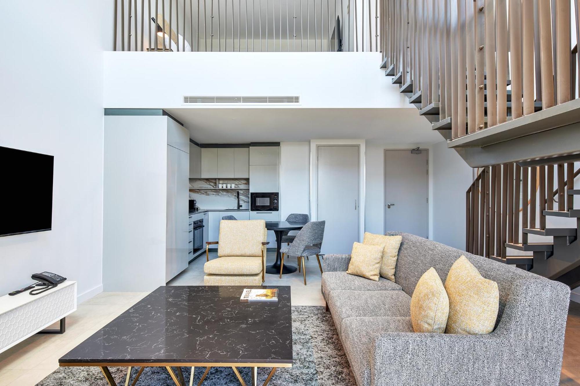 Meriton Suites Canberra Exteriér fotografie The interior of a duplex apartment