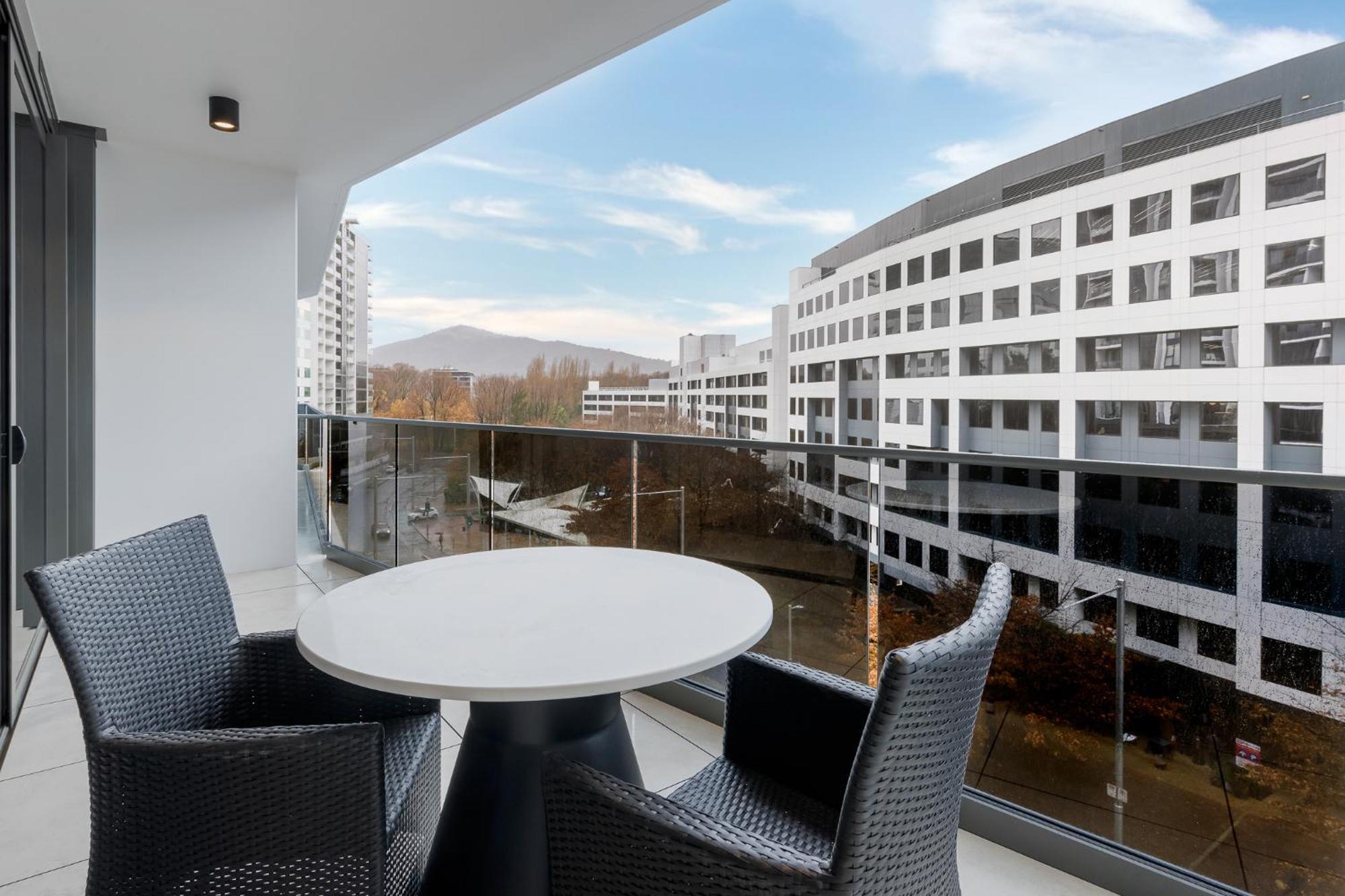 Meriton Suites Canberra Exteriér fotografie Balcony