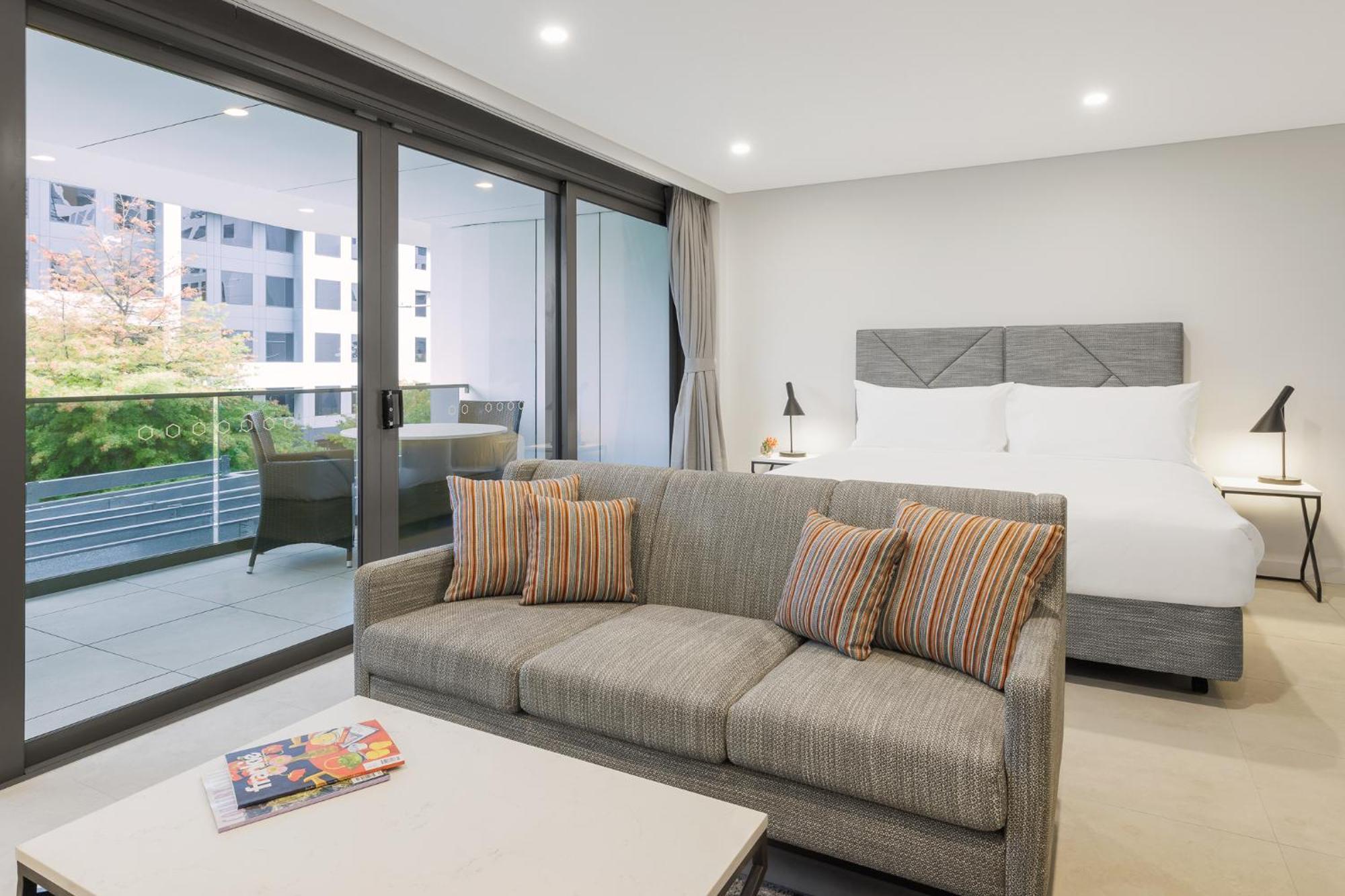 Meriton Suites Canberra Exteriér fotografie A typical Studio apartment at the Mantra on Hay Street